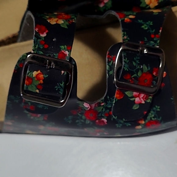 Woman's slides - Picture 6 of 6